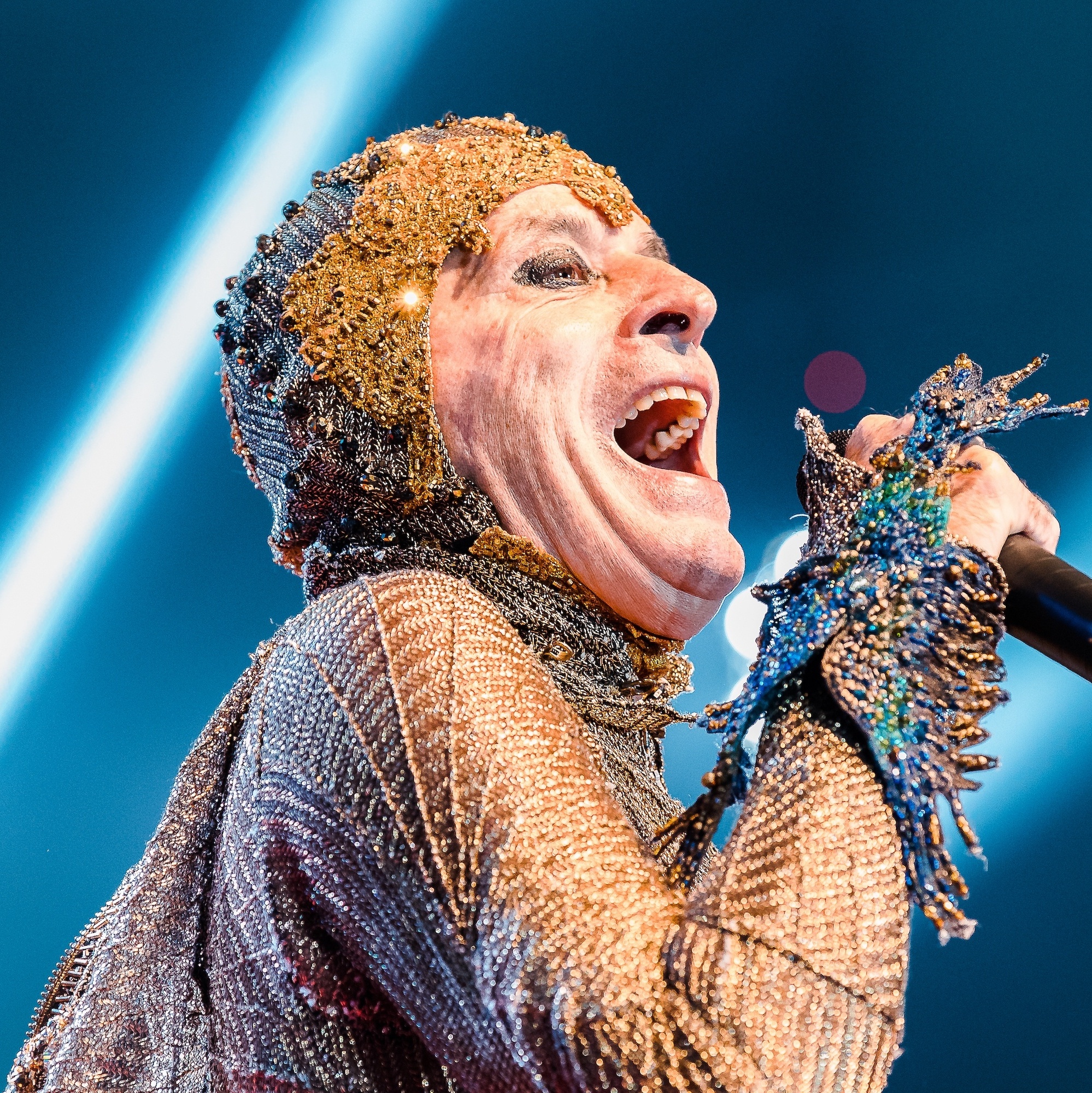 Aos 83 anos, Ney Matogrosso faz em SP o maior show solo da carreira