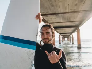 Nada de 'aloha': possível origem do gesto 'hang loose' é triste e obscura