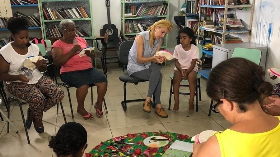 Oficina de bordado, com Clarissa Borges Oficina de bordado, com Clarissa Borges