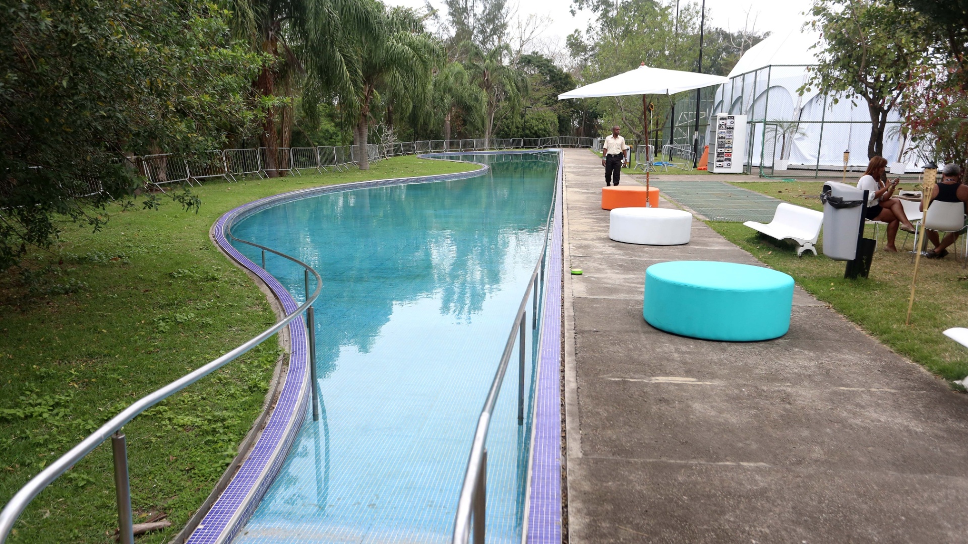 Ingrid Berger, responsável pela produção dos camarins do Rock in Rio. Segundo ela, apenas a banda The Script entrou na piscina. "Eles chegaram cedo aqui e passaram o dia tomando sol e nadando na piscina", disse. - Marco Teixeira/UOL