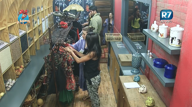 25.set.2015 - Peões recebem roupas temáticas para a Festa México - Reprodução/Record