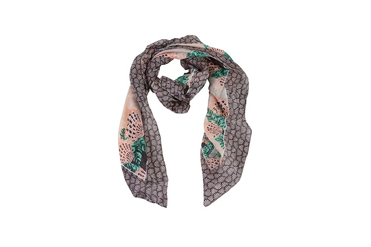 Lenço estampado, da Maria Filó. Preço: R$ 139. Informações: www.mariafilo.com.br | Preço e disponibilidade pesquisados em outubro de 2015 e sujeitos a alterações - Divulgação