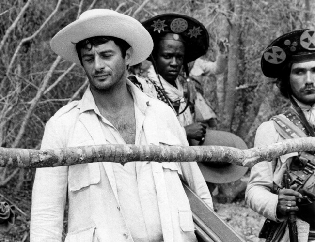 Antonio Pompêo (ao fundo) interpreta o cangaceiro Sabonete na minissérie "Lampião e Maria Bonita" (1982) - Divulgação/TV Globo
