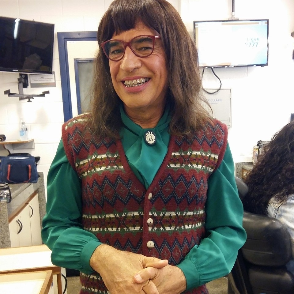 23.2.2016- De aparelho nos dentes e óculos, Paulo Betti vira "Betty, A Feia" no "Tá no Ar" desta terça-feira - Reprodução/Facebook/Paulo Betti