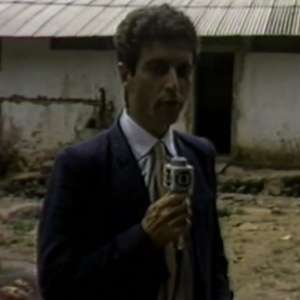 Jornalista Caco Barcellos foi até a cidade de Pau Grande, no Rio, a fim de cobrir a morte do jogador Mané Garrincha em matéria para o "Jornal Nacional" de 1983 - Reprodução/TV Globo - Reprodução/TV Globo