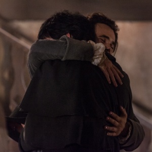 Rivais só na ficção: Bruno Ferrari e Mateus Solano se abraçam num dos intervalos das gravações de "Liberdade, Liberdade" - Artur Meninea/TV Globo - Artur Meninea/TV Globo