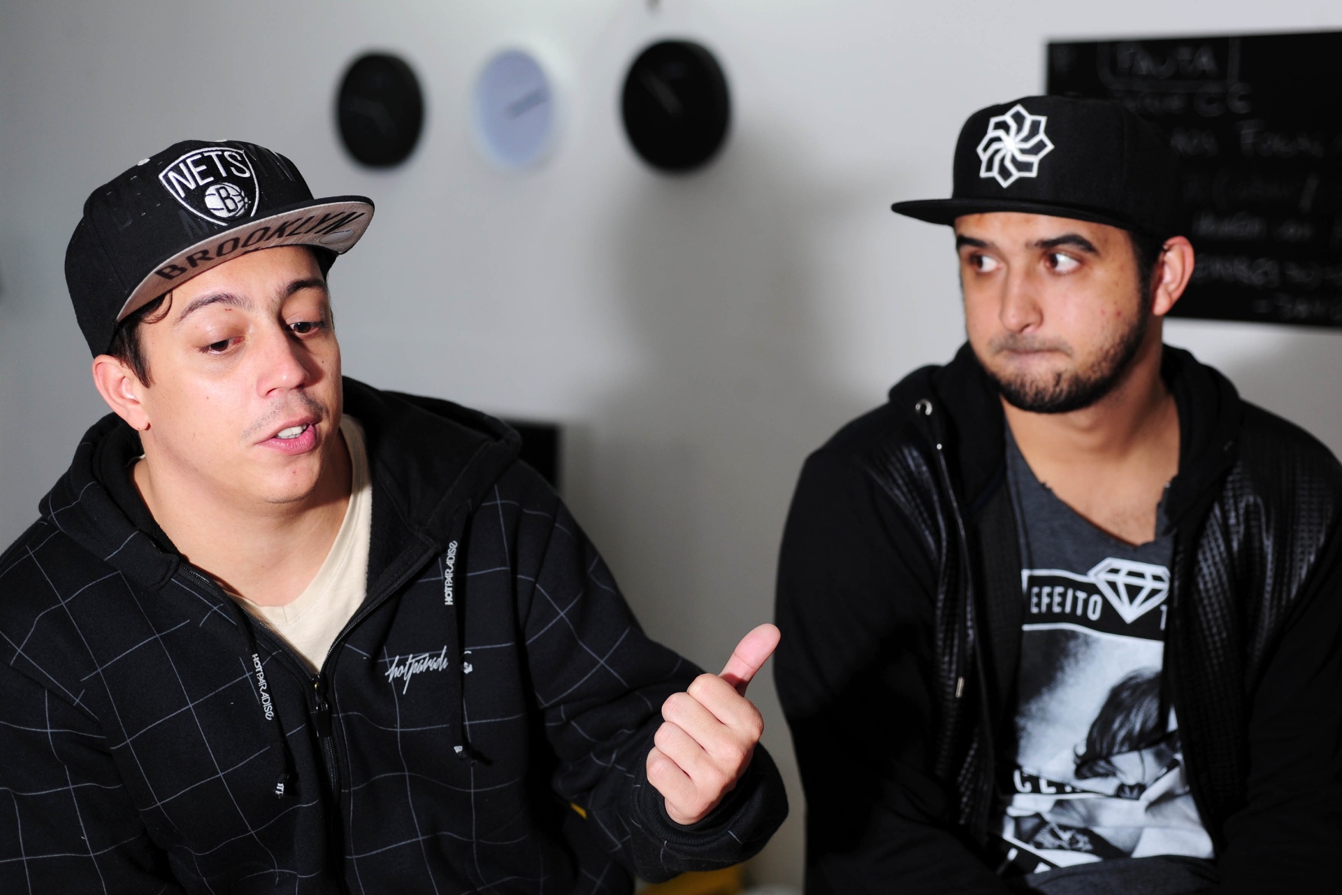 Na sala de casa, os humoristas discutem ideias para os novos espetáculos e uma grande mesa - Junior Lago/UOL