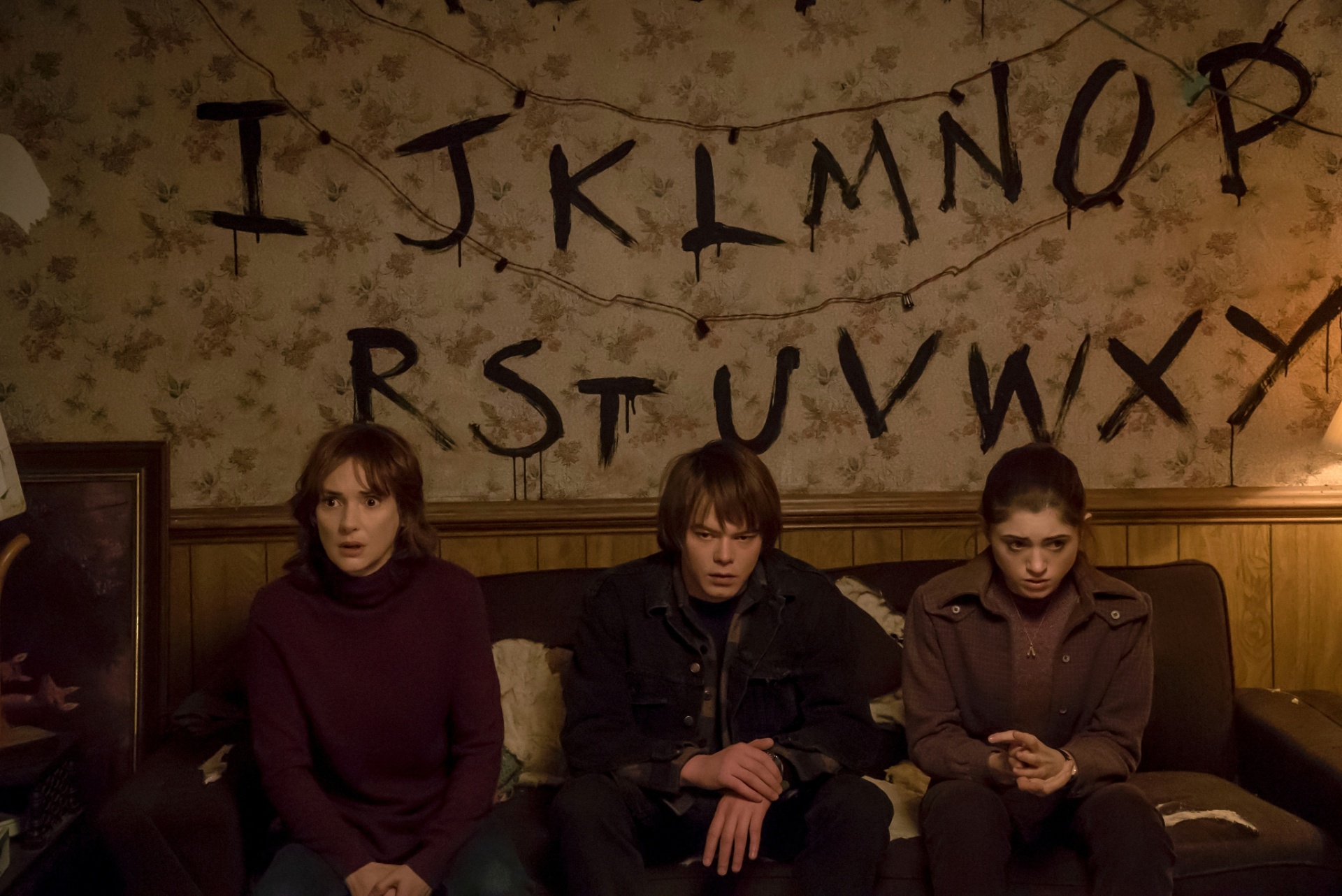 Em "Stranger Things", acontecimentos estranhos tomam conta de uma pequena cidade americana após o desaparecimento do filho de Joyce (Winona Ryder) - Divulgação/Netflix
