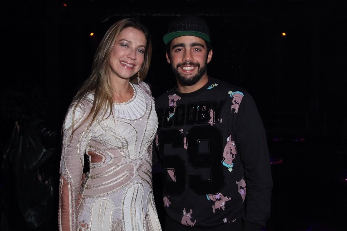 14.jun.2016 - Luana Piovani e o marido, Pedro Scooby, posam  no primeiro dia do Rio Moda Rio, na noite de terça-feira - Anderson Borde /AgNews