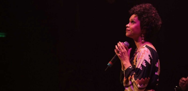 A cantora Teresa Cristina no show em que interpreta canções do sambista - Divulgação - Divulgação