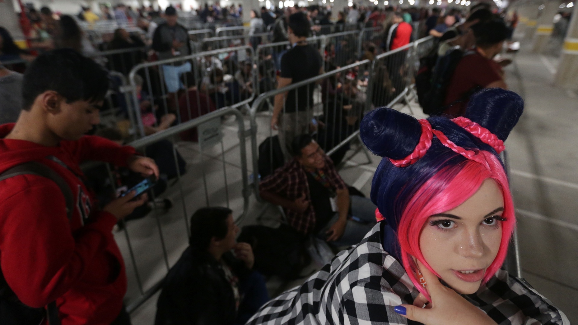 1º.dez.2016 - Público aguarda a abertura dos portões para o primeiro dia de Comic Con Experience, em São Paulo - Ricardo Matsukawa/UOL