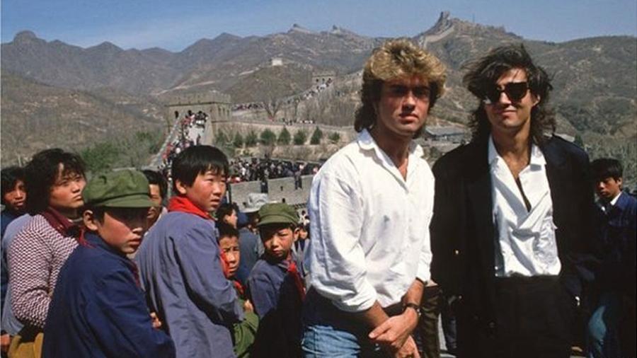 George Michael e Andrew Ridgeley na China em 1985 - BBC/Getty Images