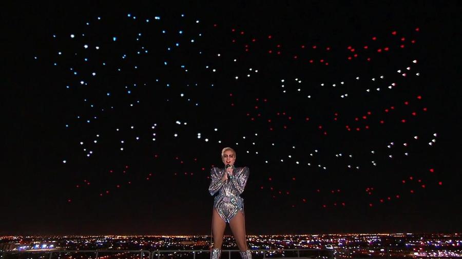 Drones formam bandeira dos Estados Unidos durante performance de Lady Gaga no Super Bowl - Reprodução