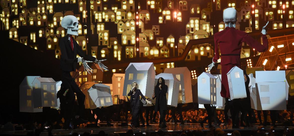 Katy Perry transforma Donald Trump e Theresa May em caveiras mexicanas durante apresentação no Brit Awards, em Londres - Toby Melville/Reuters