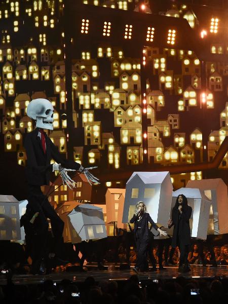 Katy Perry transforma Donald Trump e Theresa May em caveiras mexicanas durante apresentação no Brit Awards, em Londres - Toby Melville/Reuters - Toby Melville/Reuters