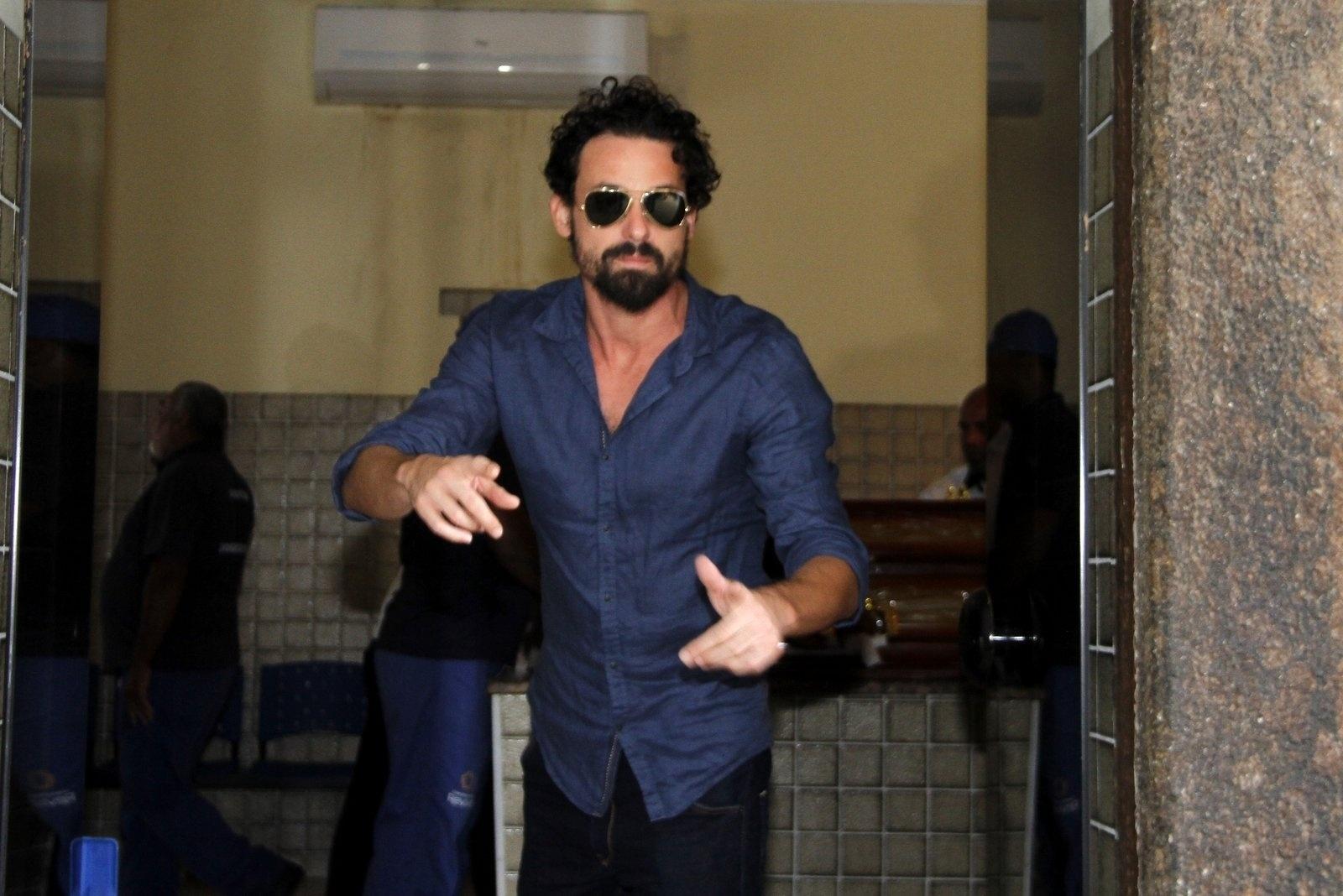 Familiares e amigos do cantor Jerry Adriani se despedem do artista nesta segunda-feira (24) no Cemitério do Caju, no Rio de Janeiro. O cantor morreu neste domingo (23) em decorrência de um câncer - Marcos Ferreira/Brazil News