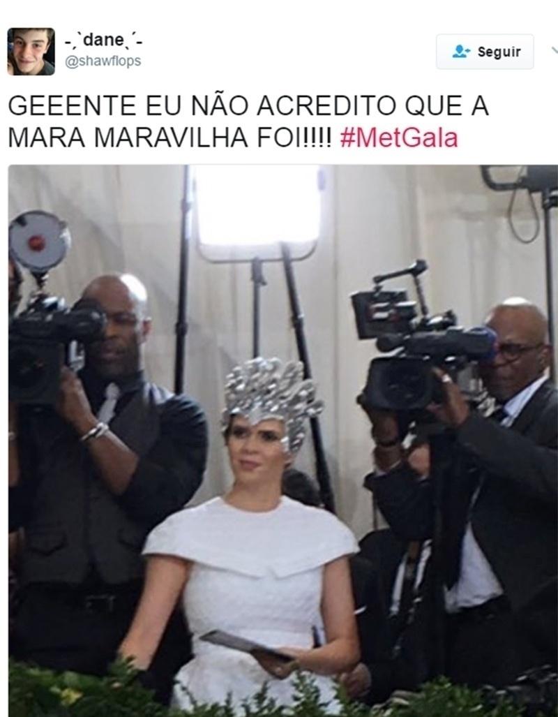 Seria a Mara Maravilha? Não, é a atriz Carly Steel, que usou uma espécie de coroa na cabeça - Reprodução/Twitter