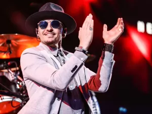 Mãe de Chester Bennigton reclama de volta do Linkin Park: 'Me sinto traída'