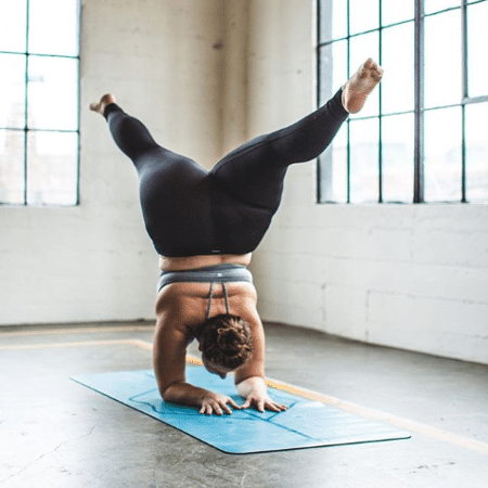 Dana Falsetti aprendeu a aceitar seu corpo com a ioga - Reprodução/Instagram @nolatrees