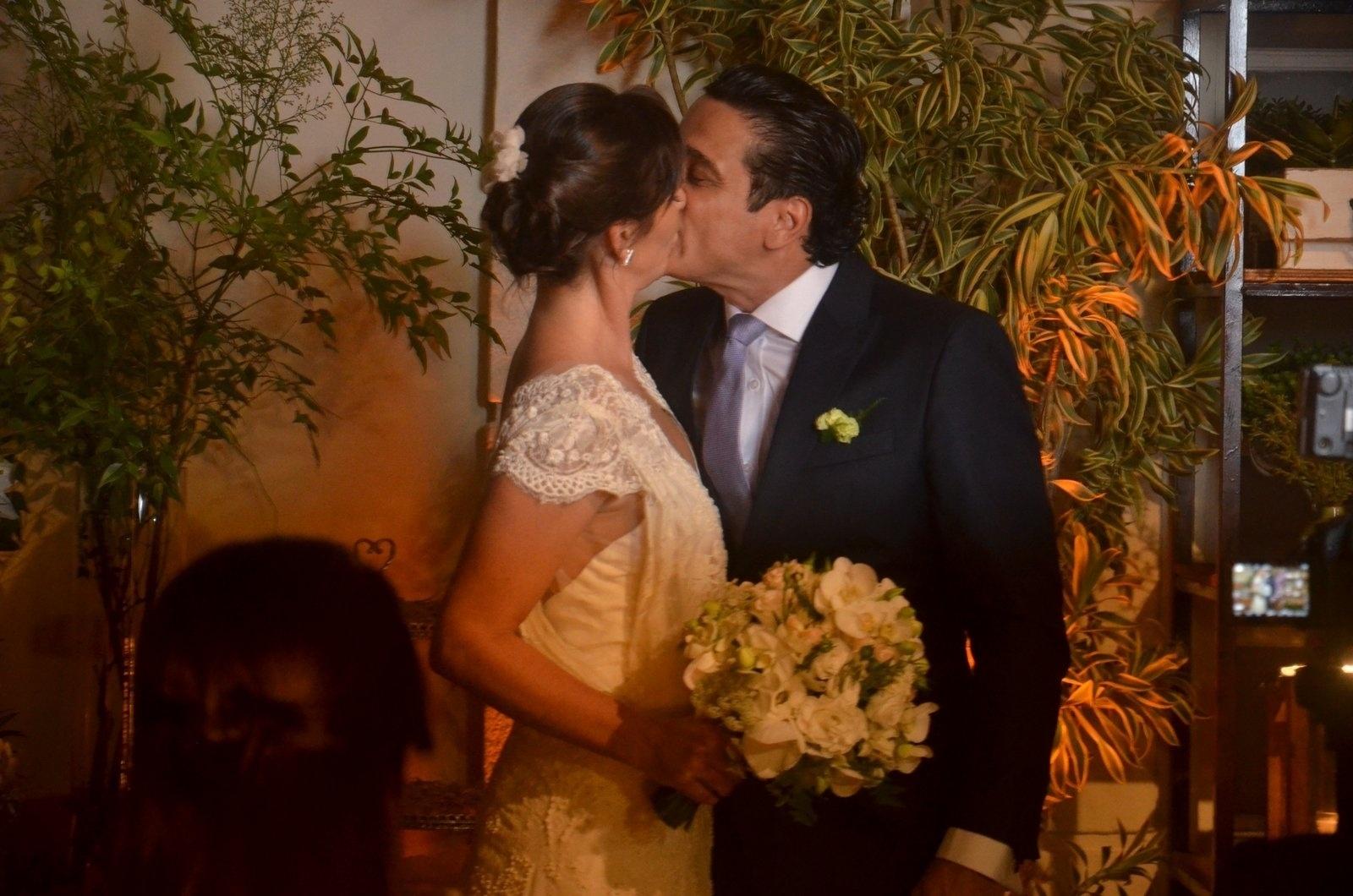 Glenda Kozlowski e o dentista Luis Tepedino se casam em cerimônia no Rio de Janeiro - WEBERT BELICIO E DANIEL DELMIRO / AGNEWS