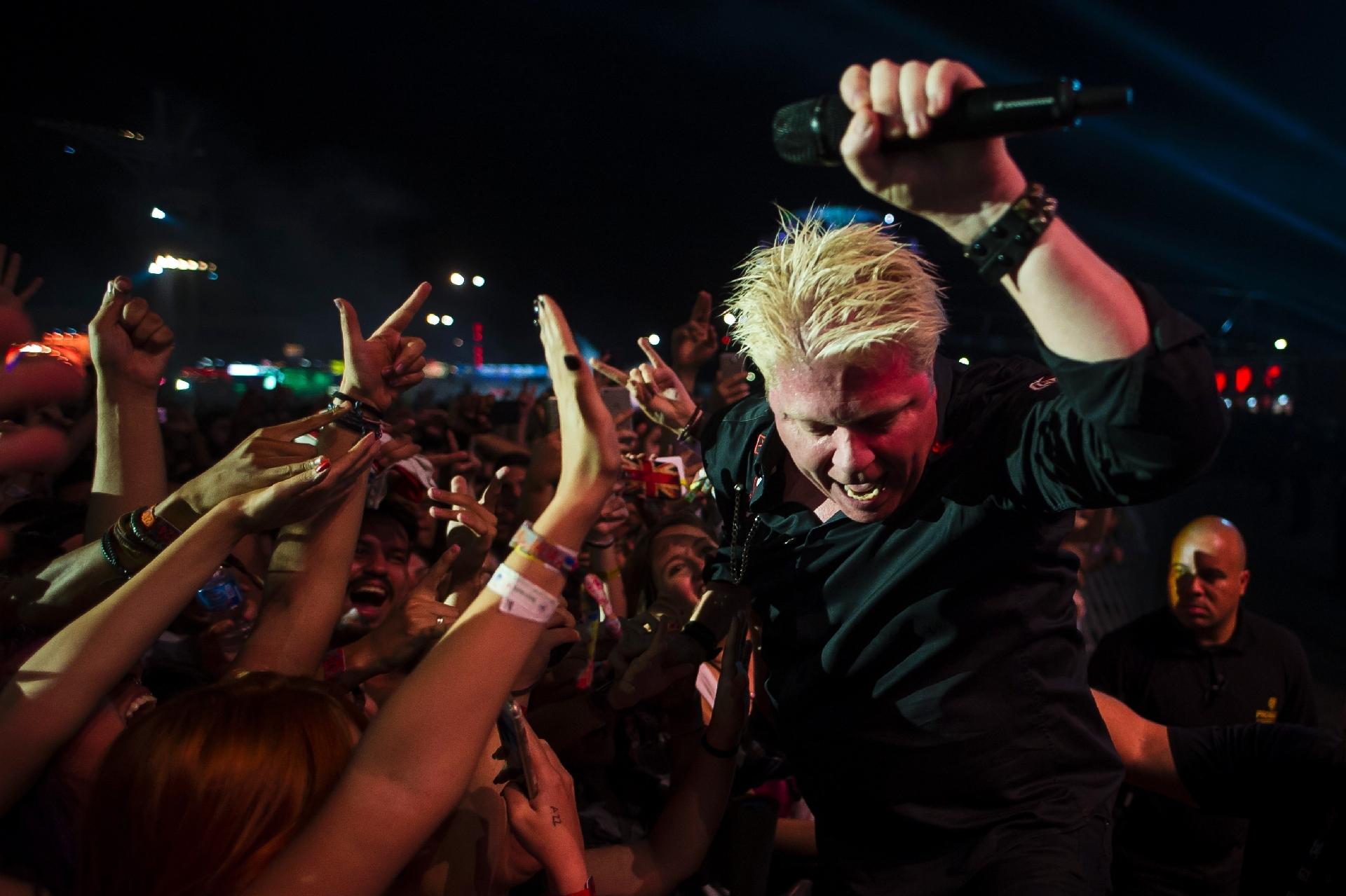 Dexter Holland cai nos braços do público no Rock in Rio - Bruna Prado/UOL