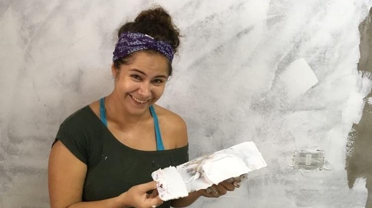 Depois de um curso, Tauana cuidou sozinha de rebocar, lixar e pintar as paredes de seu novo apartamento - Arquivo pessoal - Arquivo pessoal