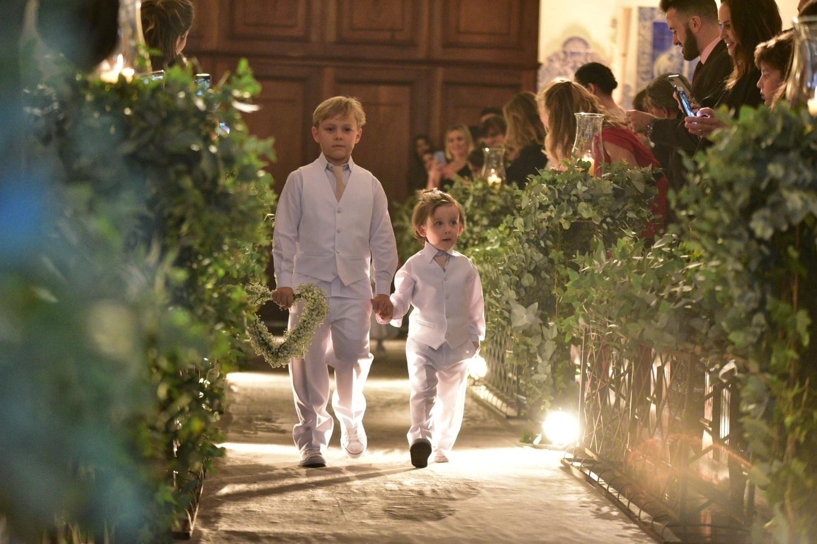 Fofura! Davi Lucca, filho de Neymar e Carol Dantas, foi um dos pajens do casamento e entrou na igreja Nossa Senhora do Brasil, no Jardim Europa, em São Paulo, segurando uma guirlanda de flores em formato de coração - Leo Franco/Ag.News