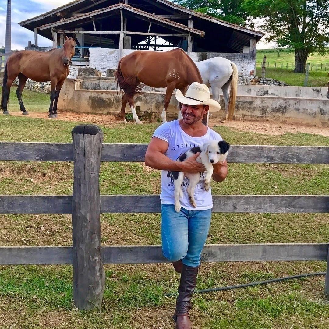 O cantor é dono de uma fazenda milionária em Minas Gerais com criação de cavalos, galinhas, plantações de orgânicos, cerca de 300 cabeças de gado, piscina, lago e uma vista incrível do verde de dentro de um casarão histórico. O local tem vendas de cavalos, cobertura e embriões da raça Mangalarga Marchador. Eduardo Costa já recebeu a oferta de R$ 2 milhões para compra de um dos cavalos - Reprodução/Instagram