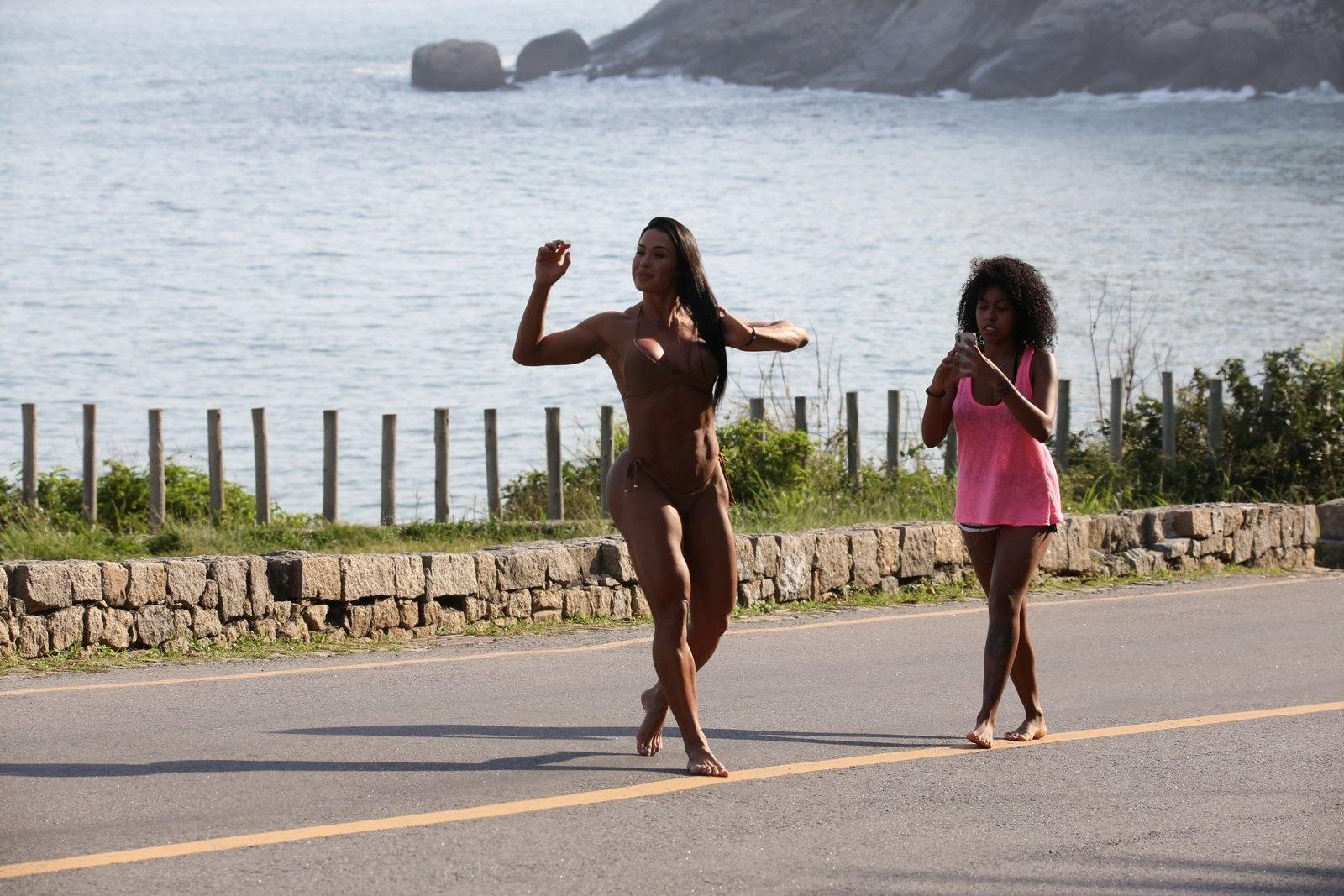 Gracyanne posou para sua fotógrafa oficial, Giovanna Jacobina, que é sua irmã - AgNews