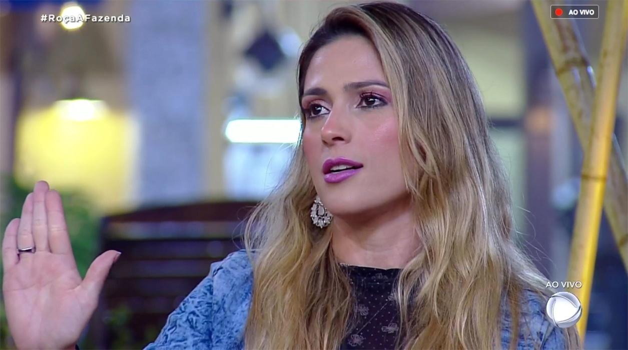 Nadja Pessoa fala com o apresentador Marcos Mion durante formação de roça - Reprodução/RecordTV