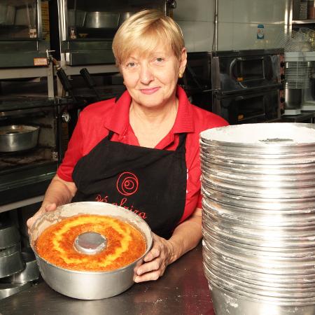 Alzira Ramos começou seu negócio vendendo cinco bolos para um bar vizinho à sua casa - Divulgação
