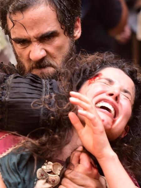 Simão (Rafael Sardão) arrasta Laila (Manuela do Monte) pelos cabelos em "Jesus" - Blad Meneghel/Record - Blad Meneghel/Record