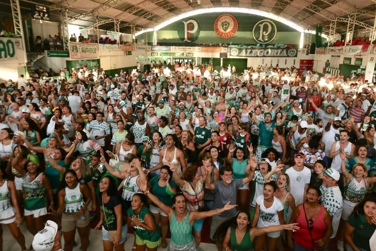 Integrantes da Mancha Verde comemora primeiro título do Carnaval de SP - Ricardo Matsukawa/UOL