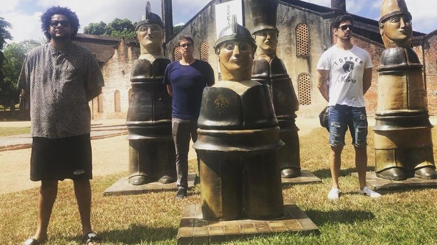 Emicida, Fábio Porchat e João Vicente no museu de arte Oficina Cerâmica Francisco Brennand, em Recife (PE) - Reprodução/ Instagram
