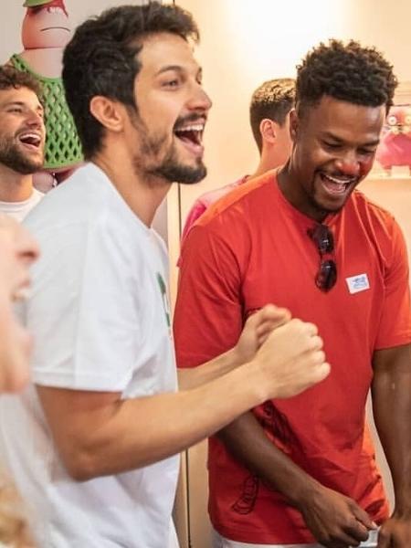 Rômulo Estrela e David Junior foram alguns dos atores de "Bom Sucesso" que estiveram no HemoRio em ação promovida pela ONG "Conexão do Bem" - Reprodução/Instagram