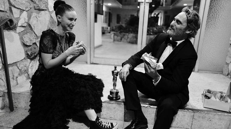 Joaquin Phoenix e Rooney Mara comem hamburguer vegano após o ator vencer Oscar - Reprodução/Instagram - Reprodução/Instagram