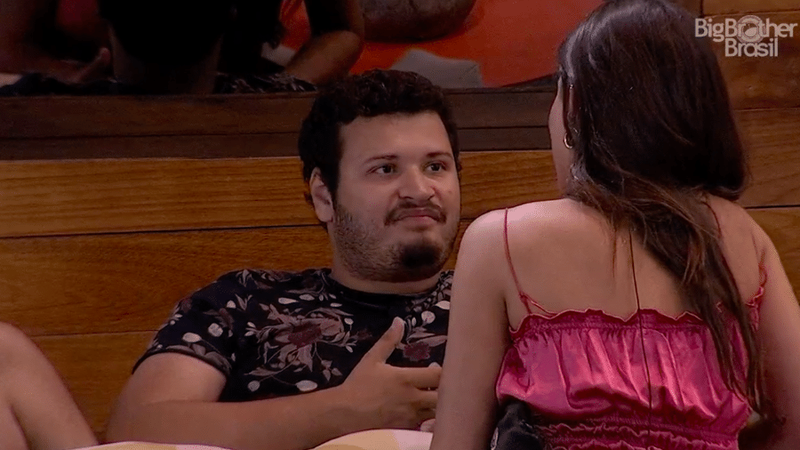 Victor Hugo fala com Mari na área externa - Reprodução/GlobosatPlay