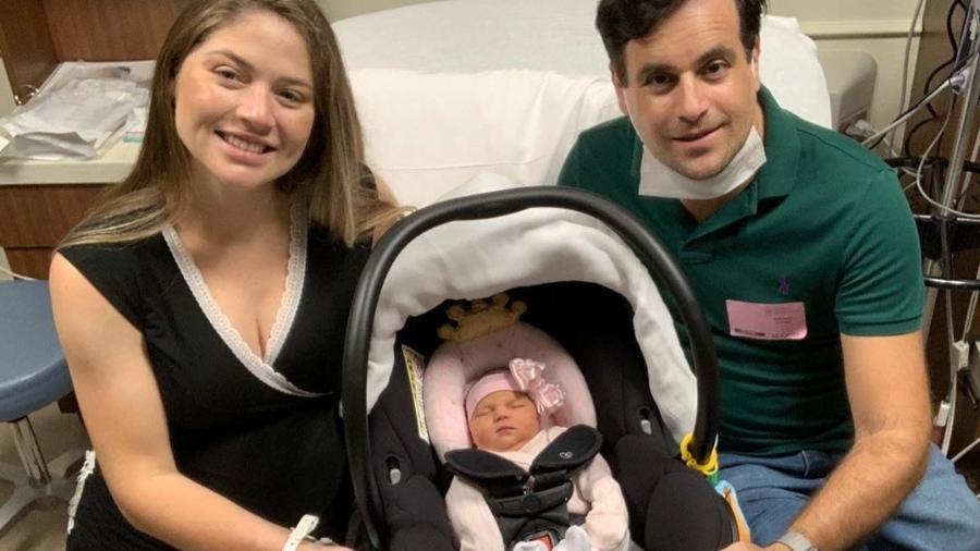 Rodrigo Scapra, o Repórter Vesgo, com a mulher, Gabriela Baptista, e a filha, Laura - Reprodução/Instagram