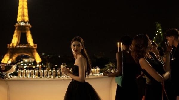 Lily Collins em cena de "Emily em Paris", da Netflix