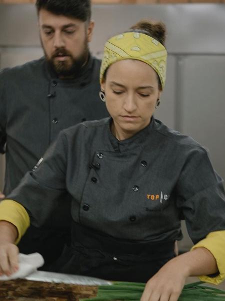 Beatriz Buessio cozinha durante episódio do "Top Chef Brasil" - Reprodução/Instagram
