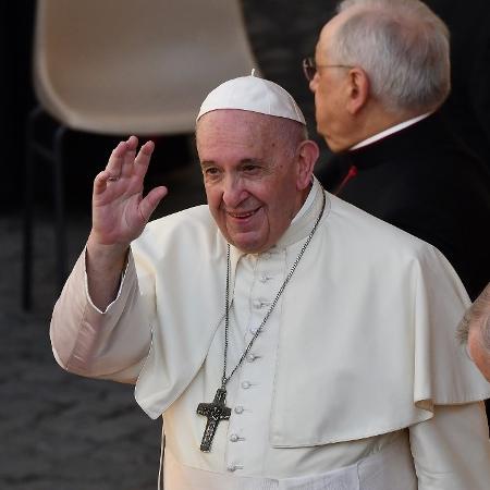 16.set.2020 - Papa Francisco acena a fiéis no Pátio San Damaso, no Vaticano - Vincenzo Pinto/AFP