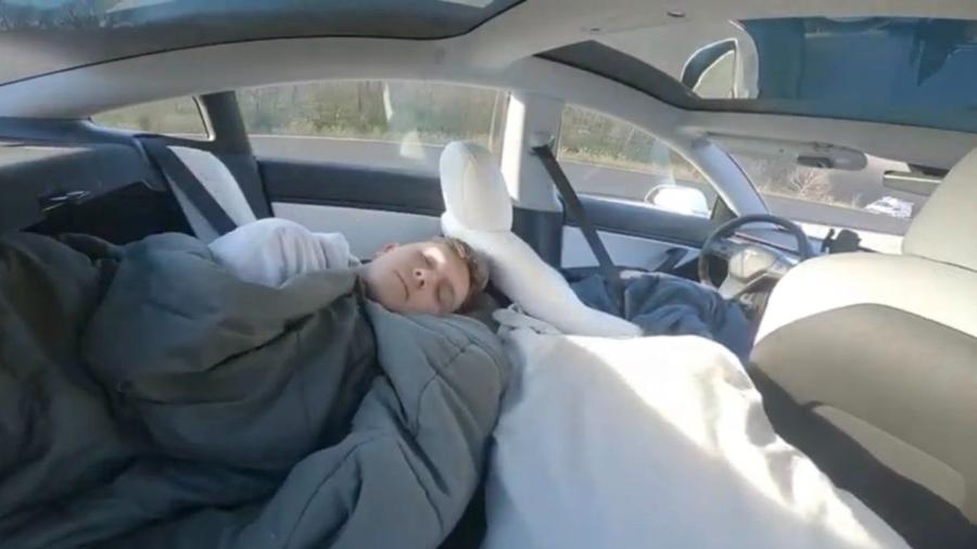 Jovem dorme em Tesla - Reprodução