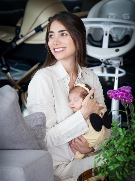 Romana Novais posa com a filha vestida de abelha - Reprodução/Instagram