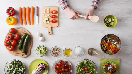 Alimentação saudável, salada, vegetais, comida - demaerre/Istock - demaerre/Istock