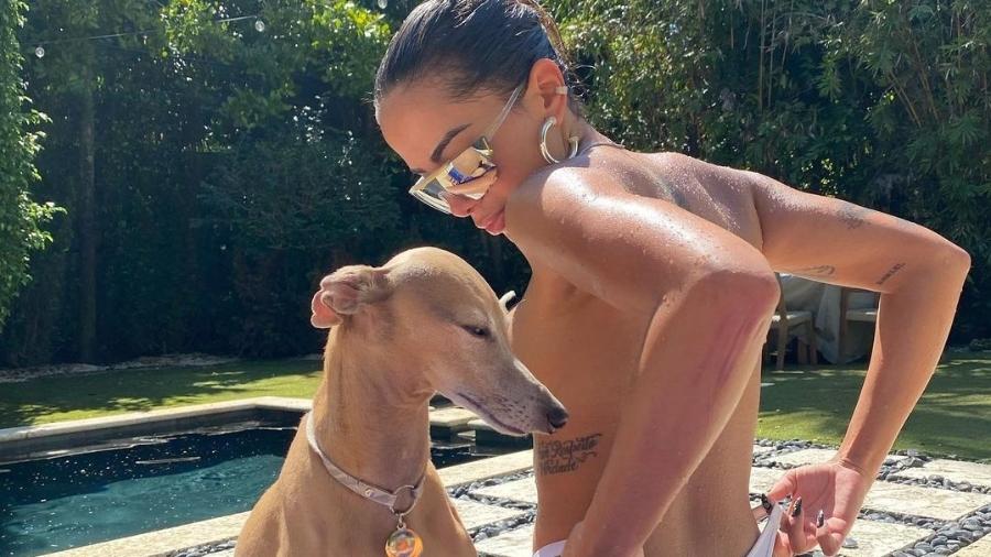 Anitta toma sol com o cachorro Plínio, em Miamia (EUA) - Reprodução