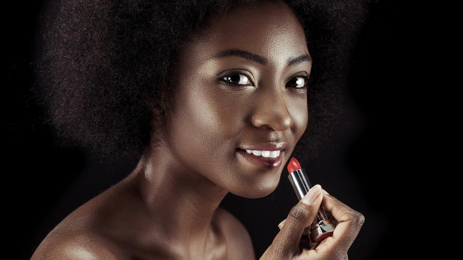 Acertar o tom da maquiagem a ser aplicada garante a make perfeita para valorizar a beleza da pele negra - iStock / Getty Images