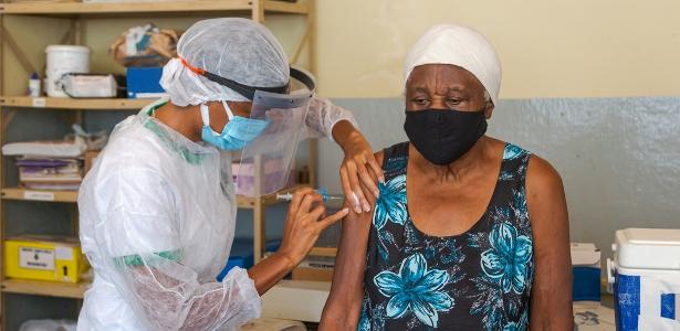 Idosa toma vacina em Minas Gerais