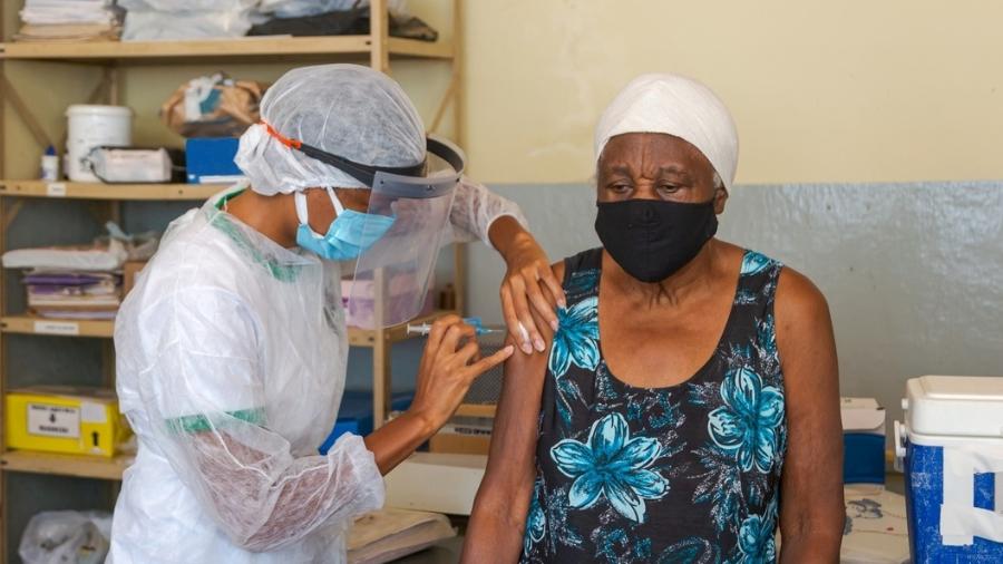 Idosa toma vacina em Minas Gerais - iStock