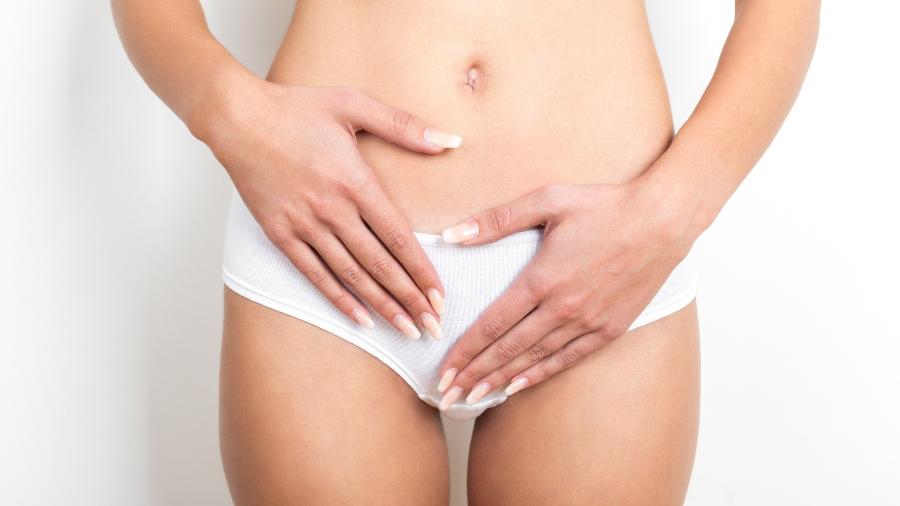 Mulher ventre feminino calcinha branca - Getty Images