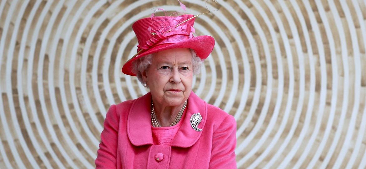 Dos looks monocromáticos ao habitual colar de pérolas nos pescoço, conheça os segredos do estilo da rainha Elizabeth 2ª, que morreu hoje (8) - Getty Images